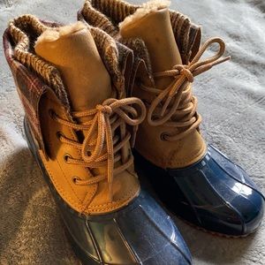 Snow boots